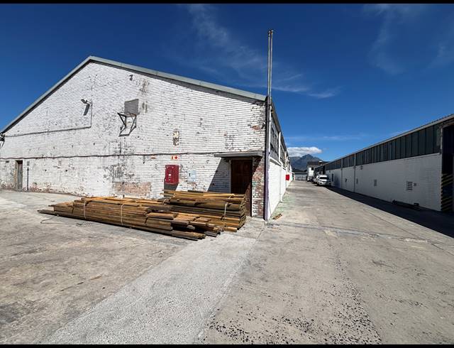 1,748M² WAREHOUSE TO LET IN EPPING INDUSTRIAL